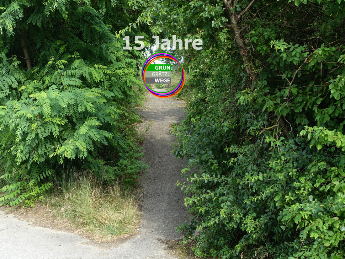 Bild eines schmalen Asphaltweges durch dichte Vegetation mit Text 15 Jahre GRÜNGRÄTZLWEGE
